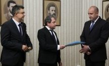 Румен Радев като спасителен пояс