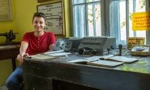 Млад мъж ремонтира недействаща гара на родопската теснолинейка