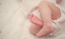 Забраниха на депутатка да води бебето си в парламента