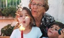 Грижата за внуците удължава живота на бабите и дядовците с 5 години