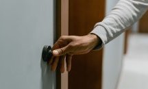 Как да сме сигурни, че човекът, който звъни на вратата, е преброител?