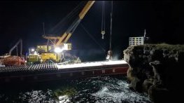 МОСВ спря разтоварването на заседналия кораб