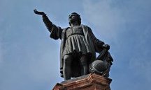 Жена от коренното население заменя статуя на Колумб в Мексико