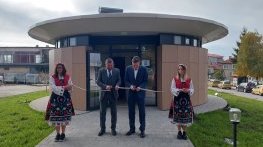 Народ, режещ лентичка за откриване на тоалетна, не може да бъде унищожен!