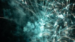 Щабът на Радев празнува победата с хоро, а в родното му село със заря 