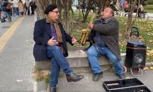 Актьорът Анди Гарсия слуша уличен музикант в София