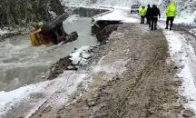 Единственият багер, който укрепва подпорната стена в Триград, падна във водата 