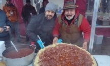 Ути Бъчваров и Росен Митков откриха сезона в Боровец с уникална солена торта от самоковски компири и наденички