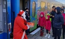 Дядо Коледа пътува с влак