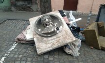 Смирненски се озова захвърлен до… кофа за боклук