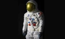 Показват реплика на костюма на Нийл Армстронг