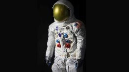 Показват реплика на костюма на Нийл Армстронг
