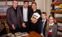 За 3 март – ученици подариха на Ицо Хазарта помагало по история