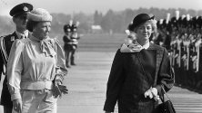 Вигдис Финпогадоухтир с тъмната шапка и кралица Беатрикс Нидерландска