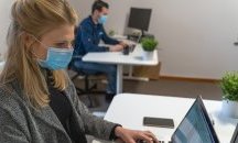 Близо 50% от жените работят за 900-1250 лева