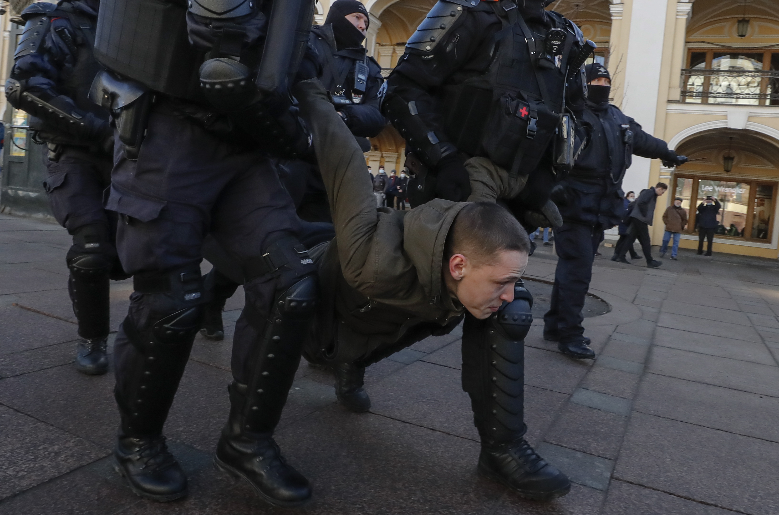 Главные новости сегодня про войну. Задержание на митинге в Москве. Военные против полиции. Задержания на антивоенных митингах.