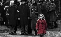 Детето с червеното палто от „Списъкът на Шиндлер“ спасява бежанци от Украйна