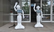 Танцуващи роботи приветстват посетителите на Бургаския университет