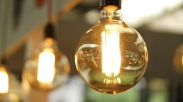 С 3,4% скача цената на тока за бита
