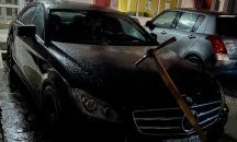 Колата на общинар от „Възраждане“ осъмна със... забита кирка