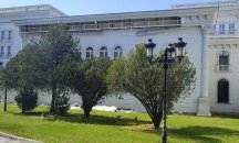 „Античният“ стиропор от сградата на македонското правителство вече пада