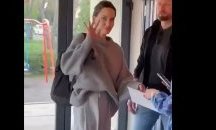 Анджелина Джоли посети обстрелвания град Лвов