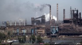 Украински войници излязоха с бял флаг от „Азовстал“