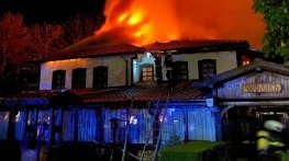 Пожар бушува в емблематичен хотелски комплекс в Казанлък