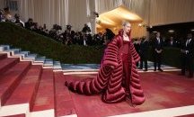 Met Gala се завърна с „позлатен блясък“