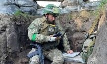 Професор чете лекции на живо от окопите в Украйна