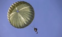 Военен пострада тежко при скок с парашут
