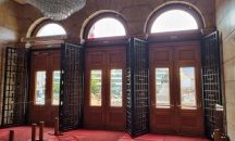 „За защита на депутатите“: Метални решетки на входа на парламента