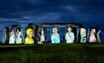 Портрети на Елизабет Втора озариха Стоунхендж