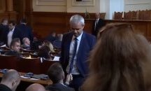 След сблъсъците в парламента: Порицание за Костадинов и Митев
