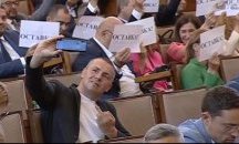Ицо Хазарта показа среден пръст на ГЕРБ в парламента