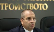 Караджов обвини Петков за спрените поръчки на АПИ