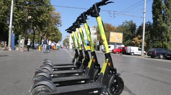 СБЛЪСЪК: Да махне ли София паркоместата за тротинетки?