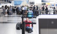 Хаосът на летищата продължава в редица страни