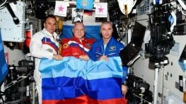 Русия развя в орбита флага на непризнатата Луганска република