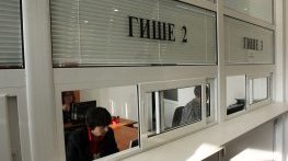 Част от администрацията вече е с удължено работно време и без обедна почивка