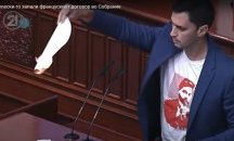 Македонски депутати късаха и палиха френското предложение