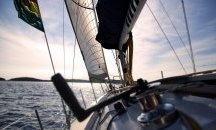 Мъж оцеля в открито море, след като 16 часа беше затиснат от яхтата си