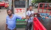 Заради високите цени: В Бангладеш протестиращи превзеха бензиностанциите