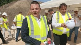 „Луксозна сграда без ток“: двама министри инспектираха интерконектора с Гърция