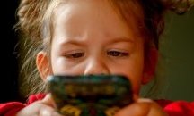 Младите родители не знаят как да отучат децата от електронните джаджи