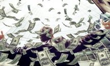 „Пари валят от небето“: Пожарникари и полицаи браха банкноти от дърво