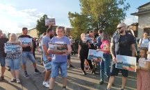 Протестиращи и контрапротестиращи се събраха пред ТЕЦ „Брикел“
