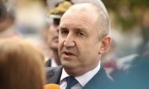 Радев: Унизително е политиката да се занимава с покани на посланици