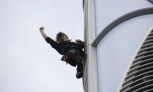 Алпинист изкачи небостъргач без предпазни колани в знак на протест