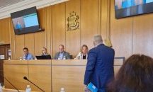 Общински съветник подари жълто паве на Фандъкова